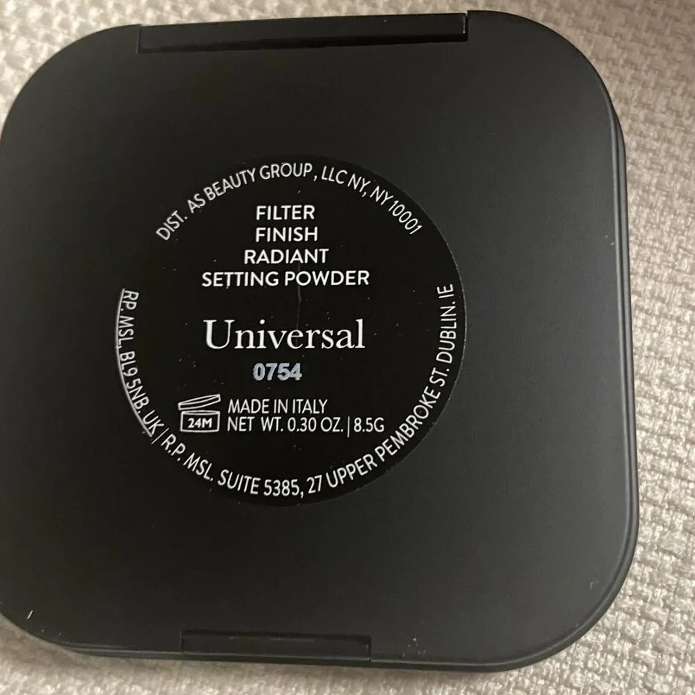 NIB- Laura Geller FIlter Finish Radiant Setting Powder- UNIVERSAL